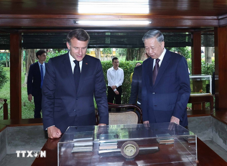 Tổng Bí thư Tô Lâm và Tổng thống Pháp Emmanuel Macron thăm Nhà sàn Bác Hồ trong Khu di tích Chủ tịch Hồ Chí Minh tại Phủ Chủ tịch. (Ảnh: Thống Nhất/TTXVN)
