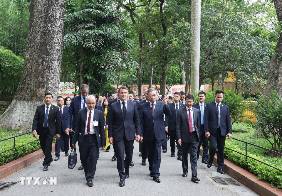 Tổng Bí thư Tô Lâm và Tổng thống Pháp thăm Khu di tích Chủ tịch Hồ Chí Minh tại Phủ Chủ tịch. (Ảnh: Thống Nhất/TTXVN)