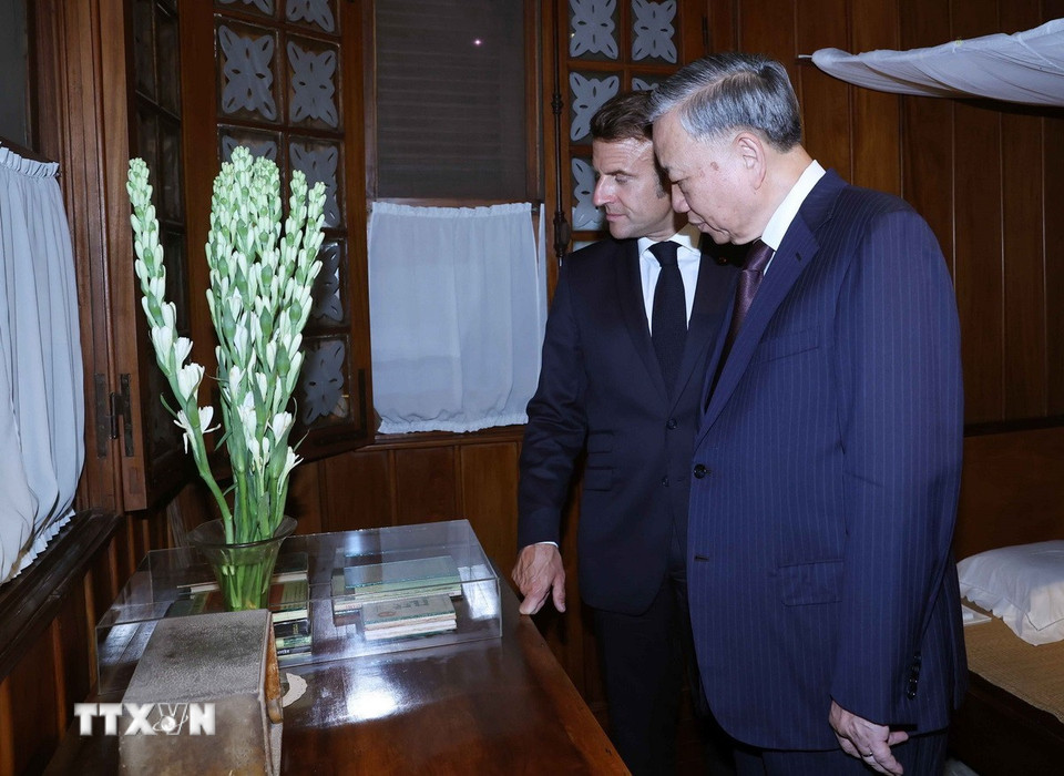 Tổng Bí thư Tô Lâm và Tổng thống Pháp Emmanuel Macron thăm Nhà sàn Bác Hồ trong Khu di tích Chủ tịch Hồ Chí Minh tại Phủ Chủ tịch. (Ảnh: Thống Nhất/TTXVN)