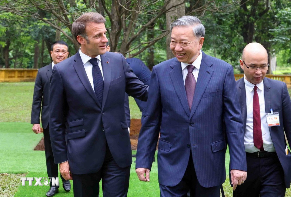 Tổng Bí thư Tô Lâm và Tổng thống Pháp Emmanuel Macron tại lễ trồng cây hữu nghị. (Ảnh: Phạm Kiên/TTXVN)