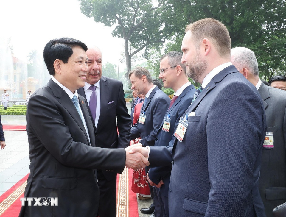 Tổng thống Sulyok Tamas giới thiệu thành viên đoàn Hungary với Chủ tịch nước Lương Cường. (Ảnh: Lâm Khánh/TTXVN)