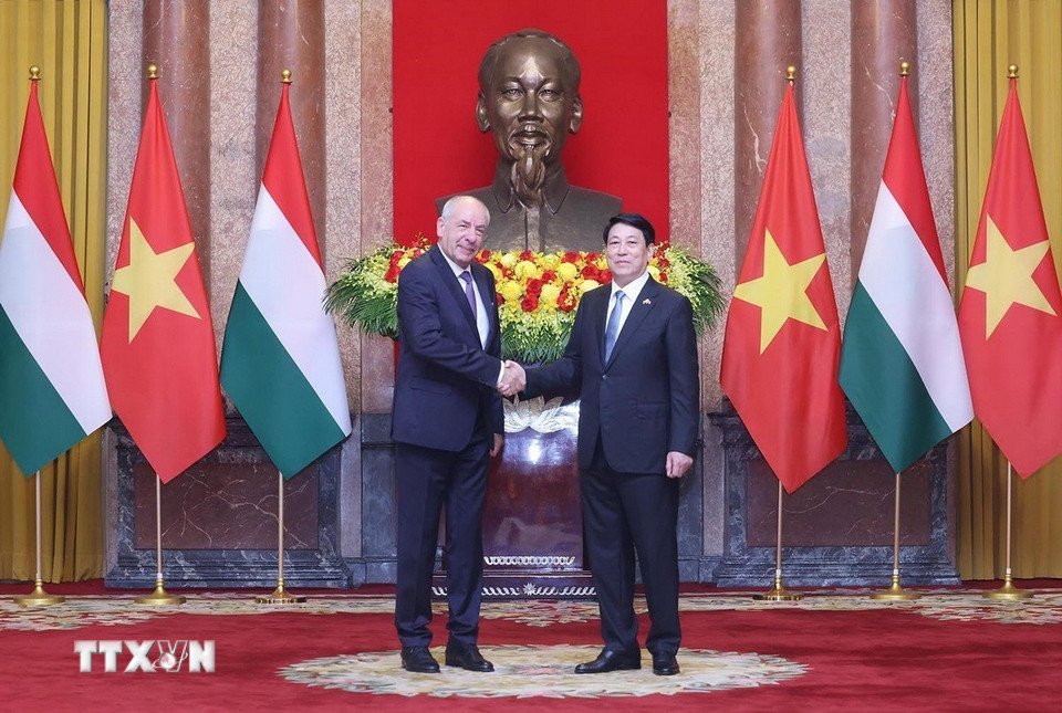 Chủ tịch nước Lương Cường và Tổng thống Hungary Sulyok Tamas chụp ảnh chung. (Ảnh: Lâm Khánh/TTXVN)