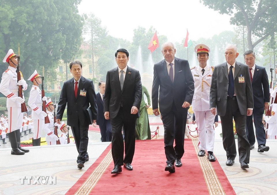 Chủ tịch nước Lương Cường đón Tổng thống Hungary Sulyok Tamas tại Phủ Chủ tịch. (Ảnh: Lâm Khánh/TTXVN)