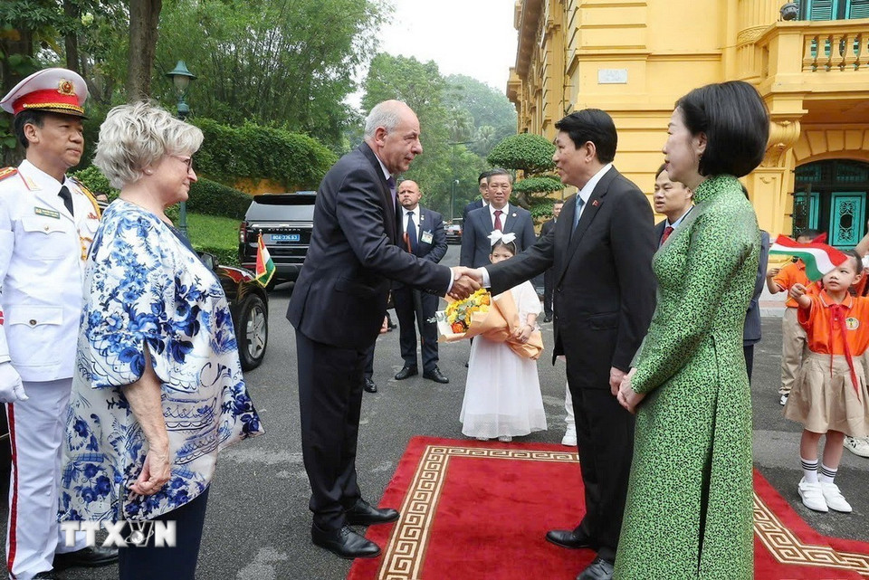 Chủ tịch nước Lương Cường và Phu nhân đón Tổng thống Hungary Sulyok Tamas và Phu nhân. (Ảnh: Lâm Khánh/TTXVN)