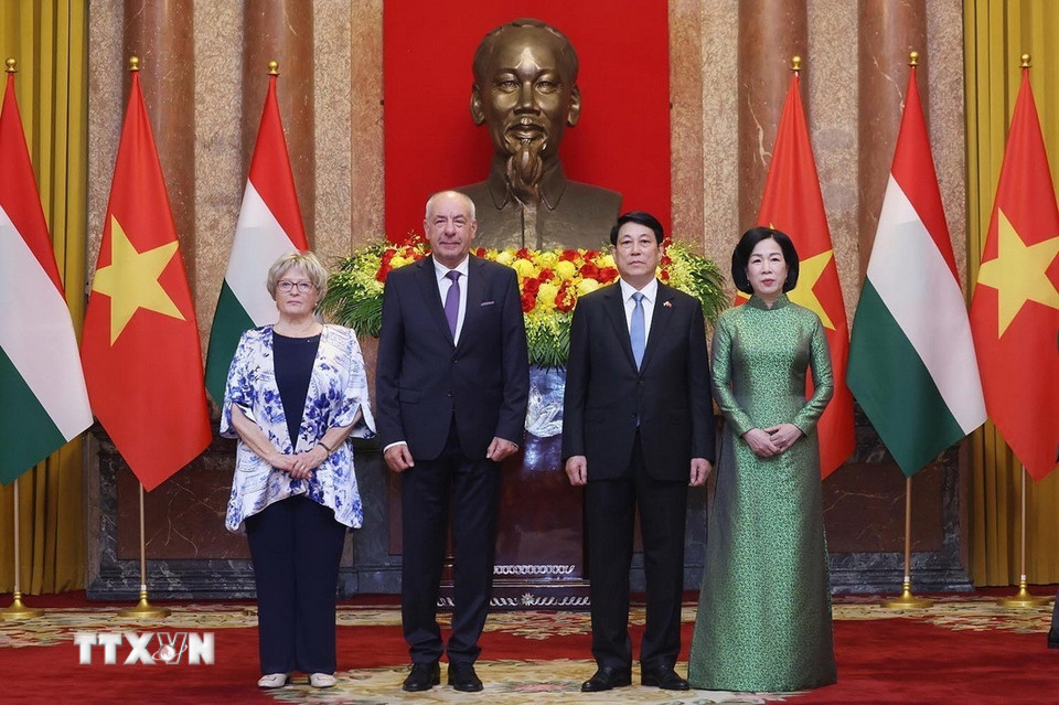 Chủ tịch nước Lương Cường và Phu nhân cùng Tổng thống Hungary Sulyok Tamas và Phu nhân chụp ảnh chung. (Ảnh: Lâm Khánh/TTXVN)