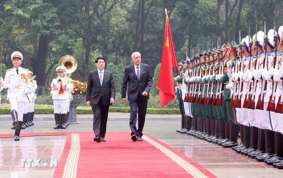 Chủ tịch nước Lương Cường và Tổng thống Hungary Sulyok Tamas duyệt Đội danh dự Quân đội nhân dân Việt Nam. (Ảnh: Lâm Khánh/TTXVN)