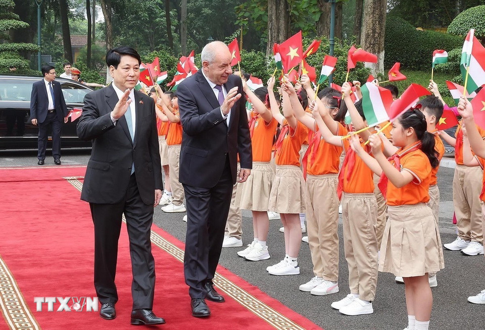 Chủ tịch nước Lương Cường và Tổng thống Hungary Sulyok Tamas với thiếu nhi Thủ đô Hà Nội. (Ảnh: Lâm Khánh/TTXVN)