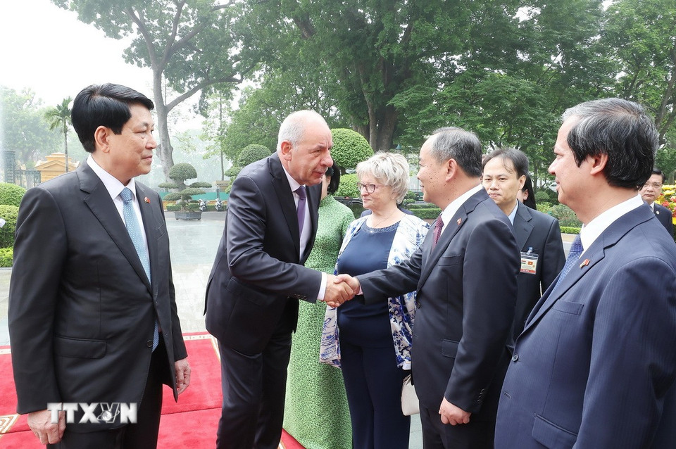 Chủ tịch nước Lương Cường giới thiệu thành viên đoàn Việt Nam với Tổng thống Hungary Sulyok Tamas. (Ảnh: Lâm Khánh/TTXVN)