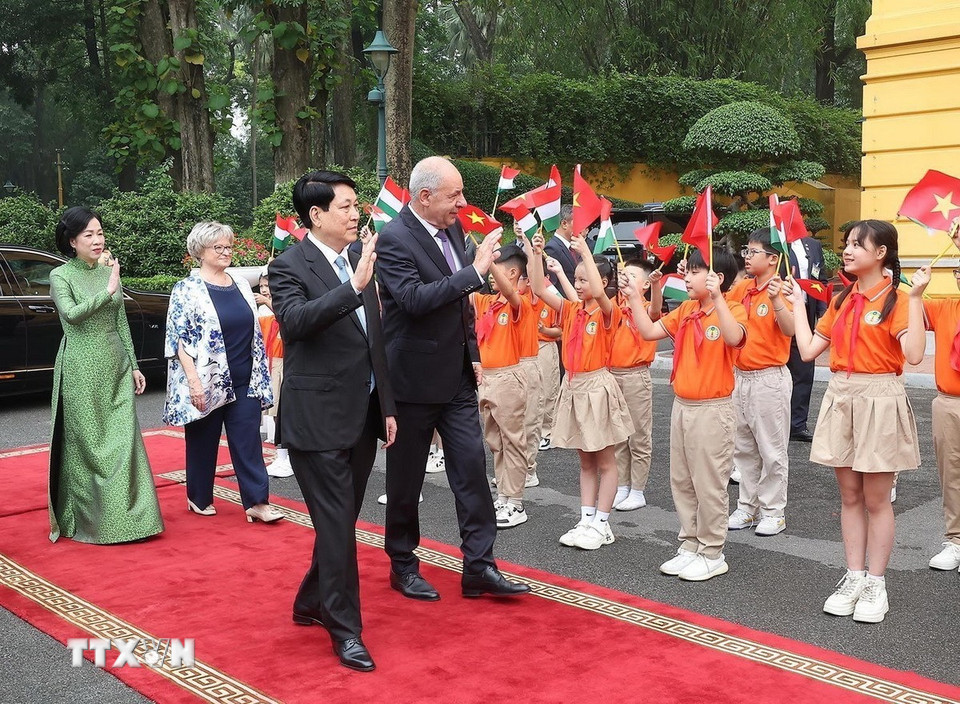 Chủ tịch nước Lương Cường và Tổng thống Hungary Sulyok Tamas với thiếu nhi Thủ đô Hà Nội. (Ảnh: Lâm Khánh/TTXVN)