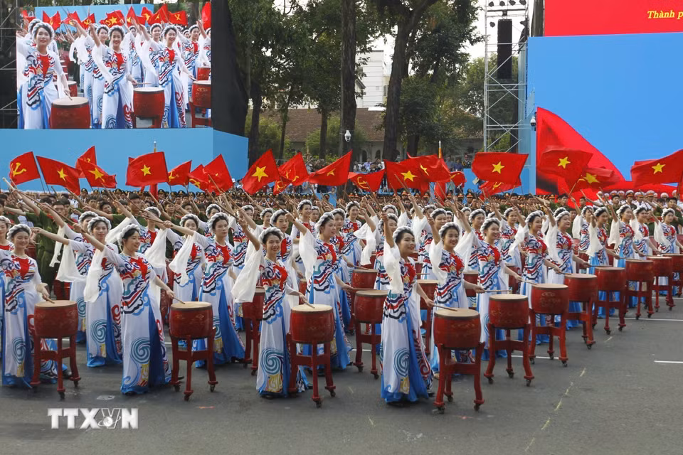 Màn trống hội “Bản hùng ca toàn thắng” do các học viên Học viện Cảnh sát Nhân dân, Bộ Công an biểu diễn. (Ảnh: TTXVN)