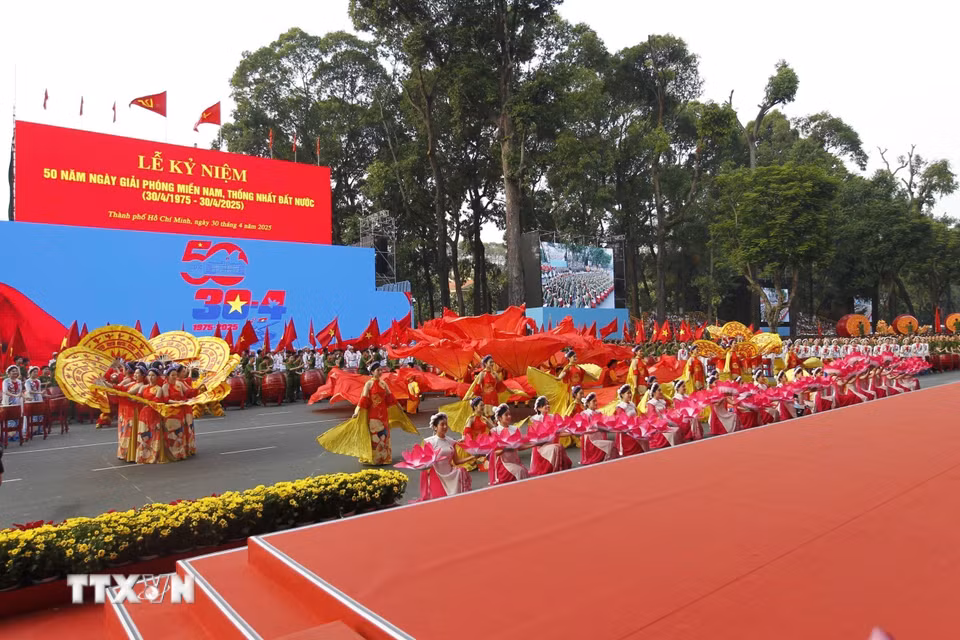 Chương trình nghệ thuật “Rạng rỡ non sông Việt Nam”. (Ảnh: TTXVN)