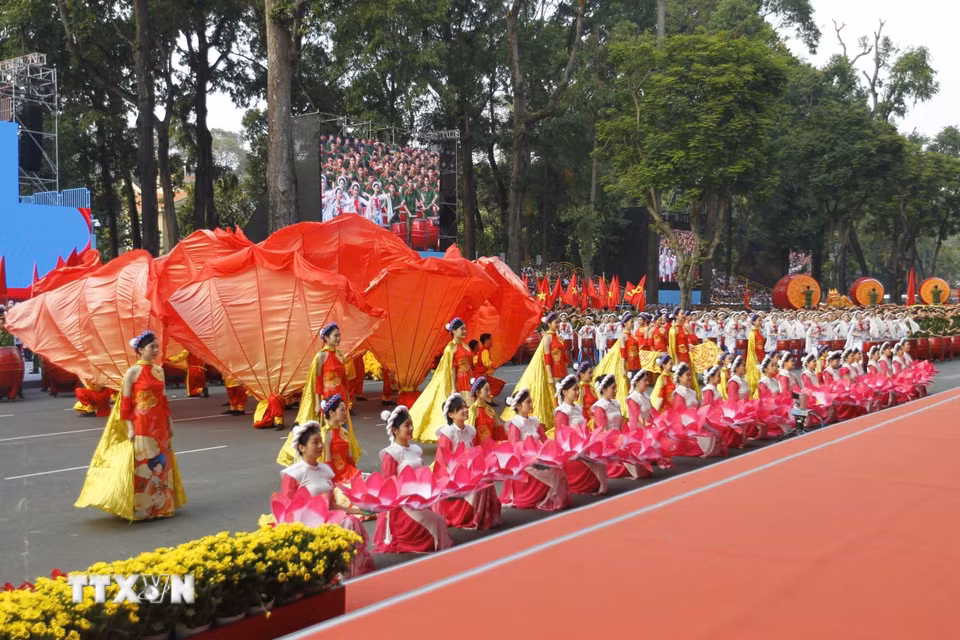 Chương trình nghệ thuật “Rạng rỡ non sông Việt Nam”. (Ảnh: TTXVN)
