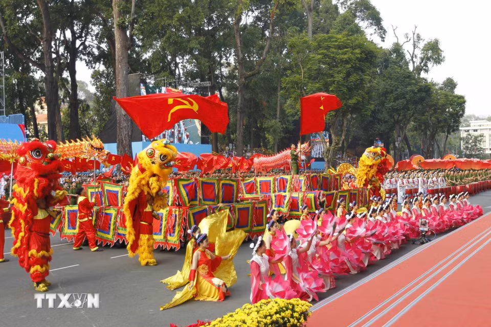 Chương trình nghệ thuật “Rạng rỡ non sông Việt Nam”. (Ảnh: TTXVN)