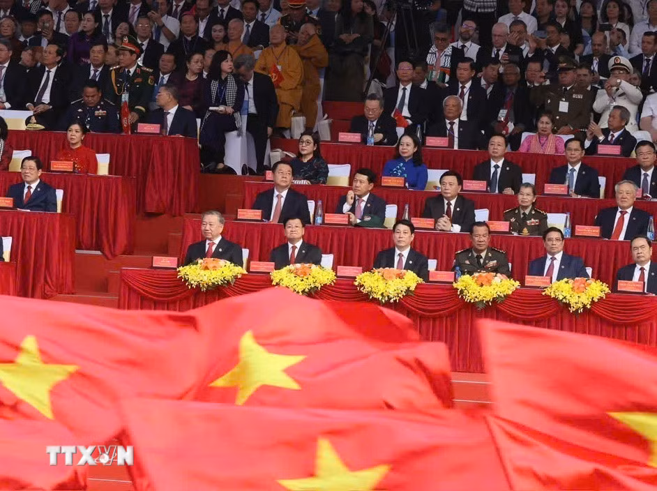 Tổng Bí thư Tô Lâm và các đồng chí Lãnh đạo, nguyên Lãnh đạo Đảng, Nhà nước cùng các vị khách quốc tế và đại biểu dự buổi lễ. (Ảnh: TTXVN)