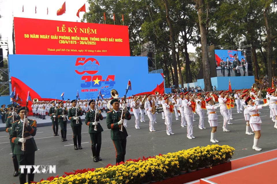Màn súng kết hợp quân nhạc xếp hình nghệ thuật “Đất nước trọn niềm vui” do Đoàn Nghi lễ Quân đội, Trường Đại học Văn hoá Nghệ thuật Quân đội, Đoàn Văn công Quân khu 1, Đoàn văn công quân khu 3 , Đoàn văn công Quân khu 9 biểu diễn. (Ảnh: TTXVN)
