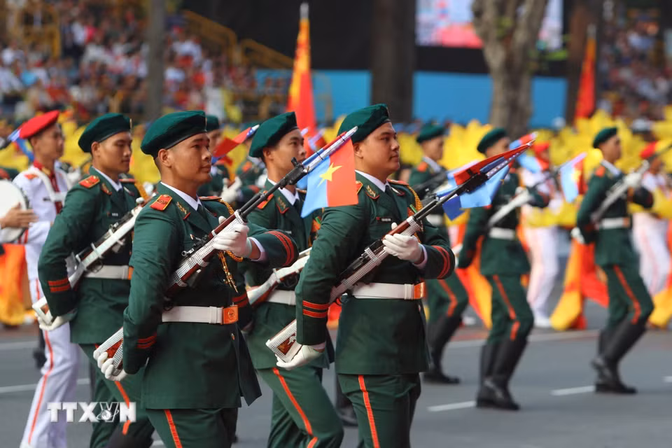 Màn súng kết hợp quân nhạc xếp hình nghệ thuật “Đất nước trọn niềm vui” do Đoàn Nghi lễ Quân đội, Trường Đại học Văn hoá Nghệ thuật Quân đội, Đoàn Văn công Quân khu 1, Đoàn văn công quân khu 3 , Đoàn văn công Quân khu 9 biểu diễn. (Ảnh: TTXVN)
