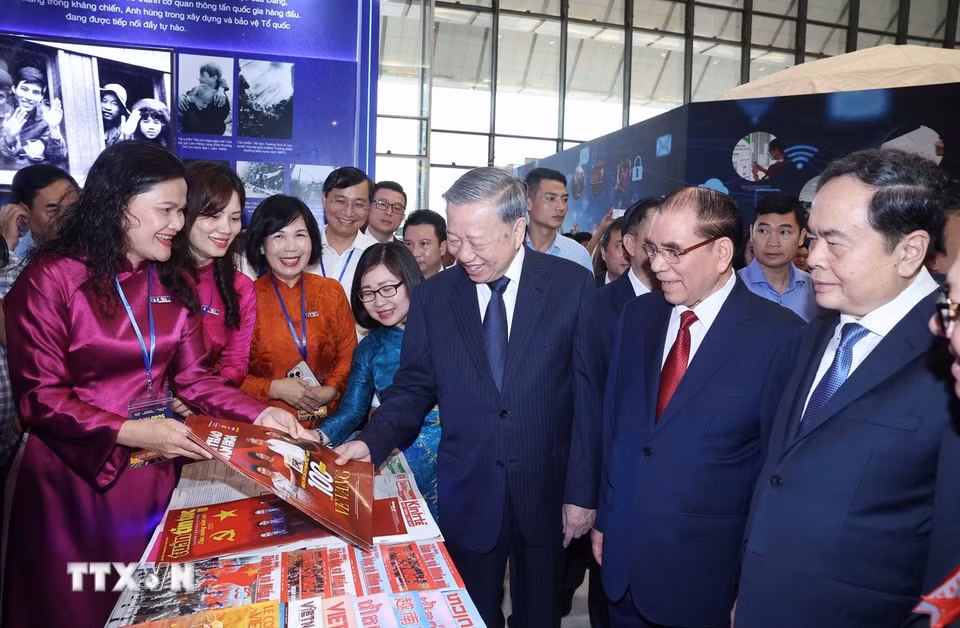 Tổng Bí thư Tô Lâm, các đồng chí lãnh đạo Đảng, Nhà nước và các đại biểu tham quan không gian trưng bày của TTXVN. (Ảnh: Thống Nhất/TTXVN)