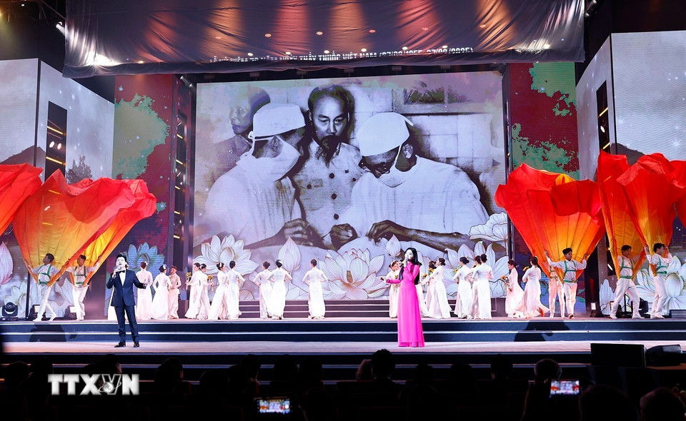 Chương trình nghệ thuật tại Lễ Kỷ niệm. (Ảnh: Doãn Tấn /TTXVN)
