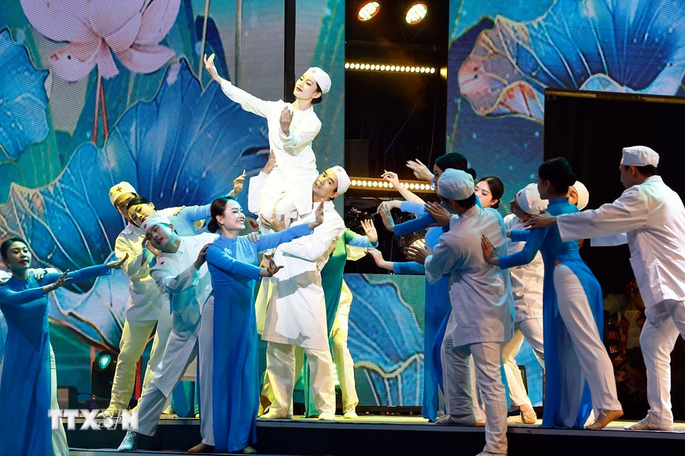 Chương trình nghệ thuật tại Lễ Kỷ niệm. (Ảnh: Doãn Tấn /TTXVN)