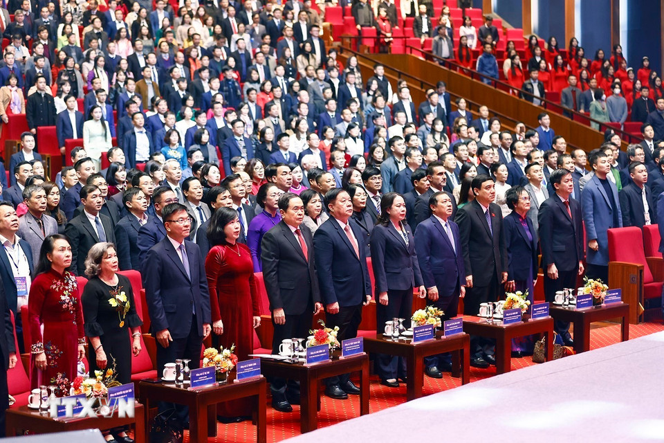 Chủ tịch Quốc hội Trần Thanh Mẫn và đại biểu thực hiện nghi thức chào cờ. (Ảnh: Doãn Tấn/TTXVN)