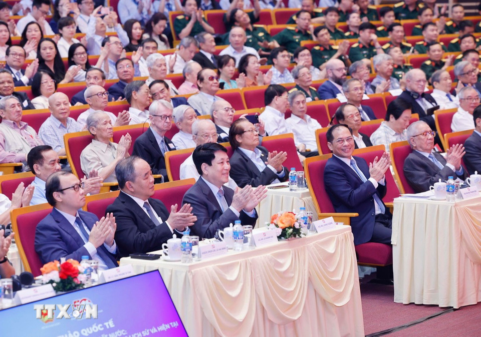 Chủ tịch nước Lương Cường và các đại biểu dự Hội thảo khoa học quốc tế “50 năm thống nhất đất nước: Vai trò kiến tạo hòa bình của ngoại giao trong lịch sử và hiện tại”. (Ảnh: Lâm Khánh/TTXVN)