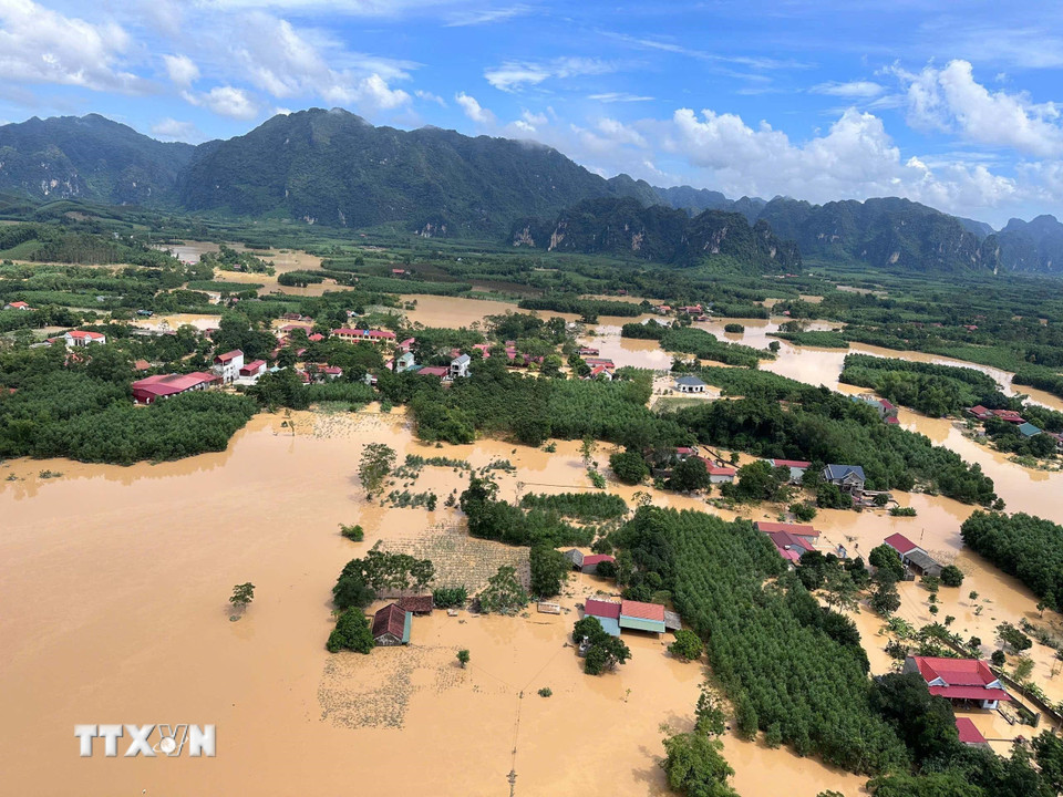 Các vùng lũ bị cô lập được trực thăng thả hàng cứu trợ. (Ảnh: TTXVN phát)