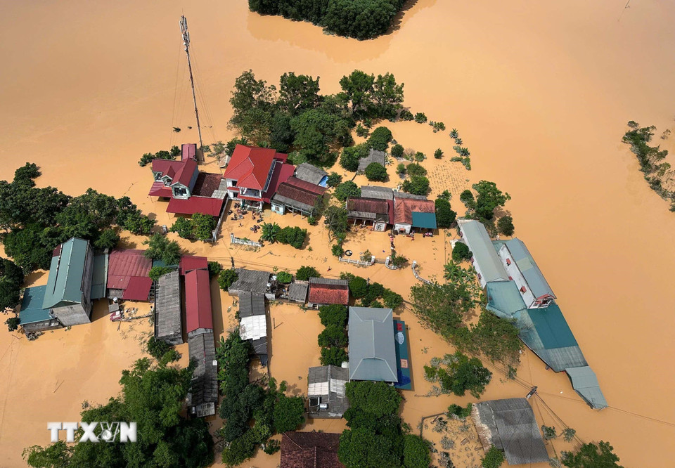 Các vùng lũ bị cô lập được trực thăng thả hàng cứu trợ. (Ảnh: TTXVN phát)