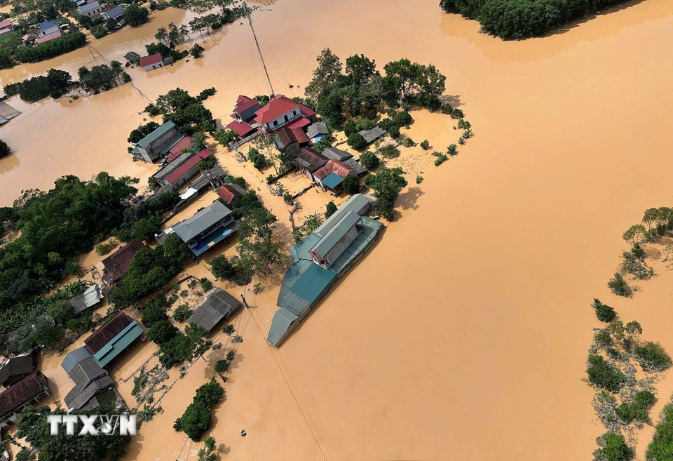 Các vùng lũ bị cô lập được trực thăng thả hàng cứu trợ. (Ảnh: TTXVN phát)