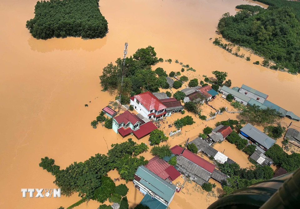 Các vùng lũ bị cô lập được trực thăng thả hàng cứu trợ. (Ảnh: TTXVN phát)