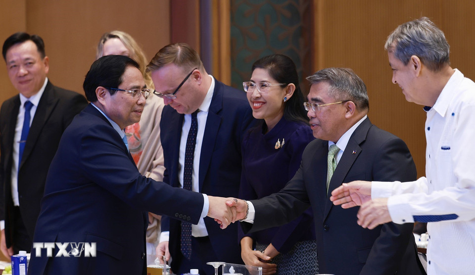 Thủ tướng Phạm Minh Chính với các đại biểu quốc tế tham dự Lễ công bố thành lập Ủy ban Quốc gia Diễn đàn hợp tác châu Á-Thái Bình Dương 2027 (APEC 2027). (Ảnh: Dương Giang/TTXVN)