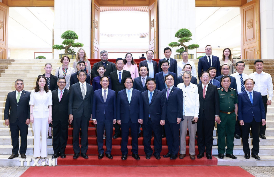 Thủ tướng Phạm Minh Chính và các đại biểu dự Lễ công bố thành lập Uỷ ban Quốc gia Diễn đàn hợp tác châu Á - Thái Bình Dương 2027 (APEC 2027). (Ảnh: Dương Giang/TTXVN)