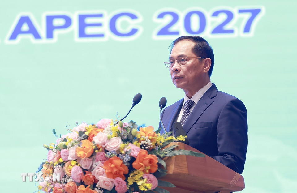 Phó Thủ tướng, Bộ trưởng Bộ Ngoại giao Bùi Thanh Sơn, Chủ tịch Uỷ ban Quốc gia APEC 2027 phát biểu. (Ảnh: Dương Giang/TTXVN)