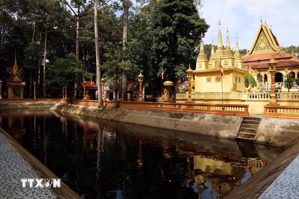Hồ nước trước chính điện điều tiết khí hậu trong khuôn viên chùa Âng. (Ảnh: Hồng Đạt/TTXVN)