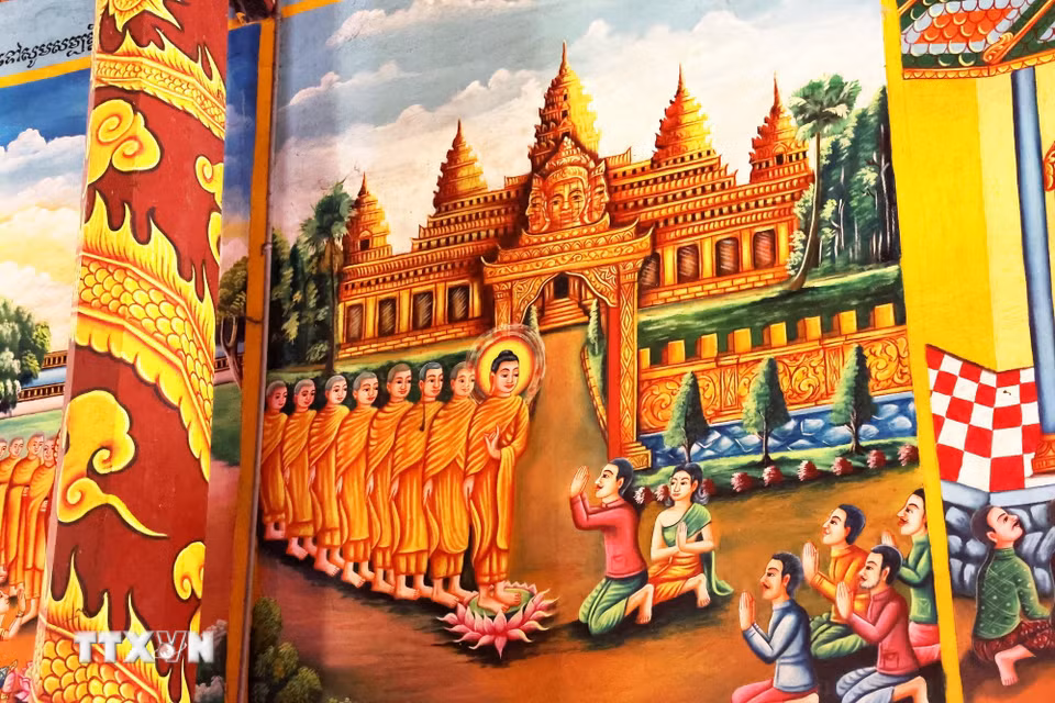 Vách chính điện được bài trí bằng các bức tranh vẽ kể lại cuộc đời Đức Phật Thích Ca. (Ảnh: Hồng Đạt/TTXVN)