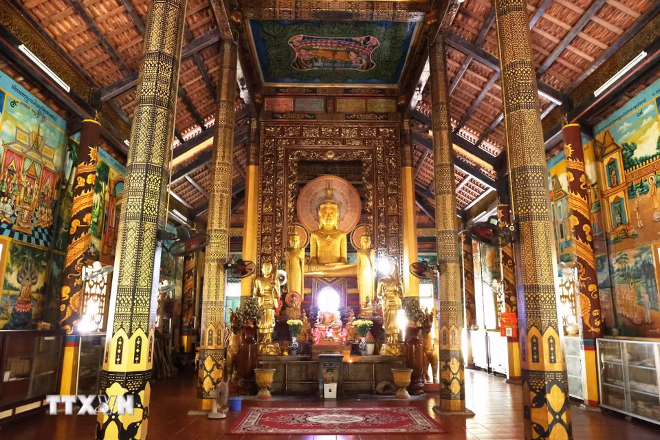 Như những ngôi chùa thuộc hệ phái Phật giáo Nam tông Khmer khác, trong chính điện chùa Âng cũng chỉ thờ duy nhất Phật Thích Ca. (Ảnh: Hồng Đạt/TTXVN)