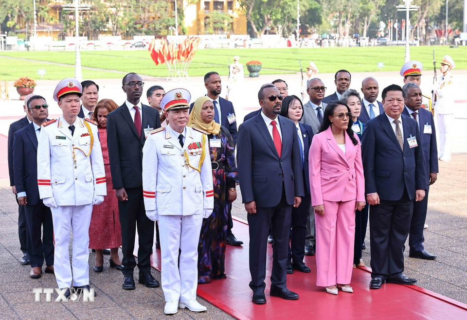 Thủ tướng Ethiopia Abiy Ahmed Ali cùng Phu nhân vào Lăng viếng Chủ tịch Hồ Chí Minh. (Ảnh: Minh Đức/TTXVN)