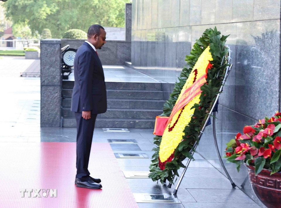 Thủ tướng Ethiopia Abiy Ahmed Ali đặt vòng hoa và vào Lăng viếng Chủ tịch Hồ Chí Minh. (Ảnh: Minh Đức/TTXVN)