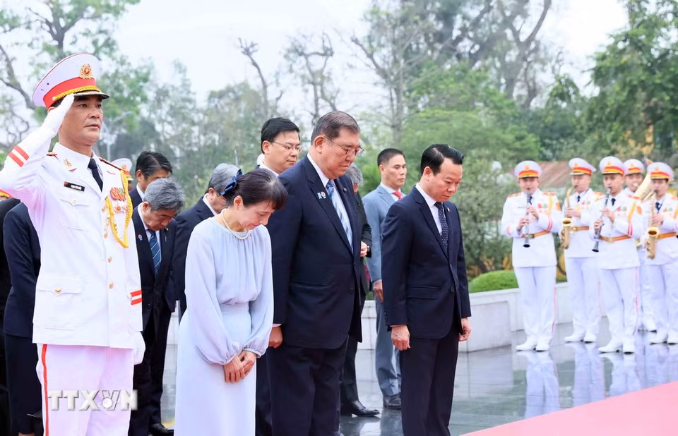 Thủ tướng Nhật Bản Ishiba Shigeru và Phu nhân tưởng niệm các Anh hùng liệt sỹ. (Ảnh: An Đăng/TTXVN)