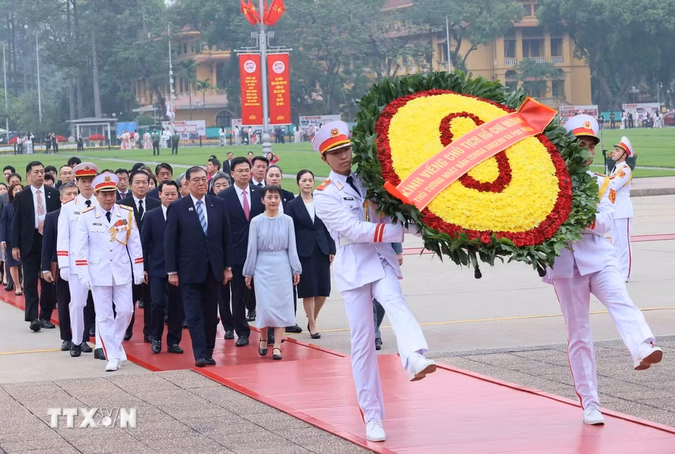 Thủ tướng Nhật Bản Ishiba Shigeru và Phu nhân đến đặt vòng hoa và vào Lăng viếng Chủ tịch Hồ Chí Minh. (Ảnh: An Đăng/TTXVN)