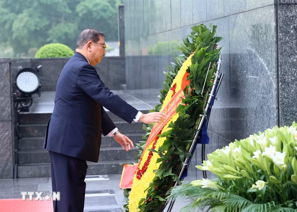 Thủ tướng Nhật Bản Ishiba Shigeru đặt vòng hoa, viếng Chủ tịch Hồ Chí Minh. (Ảnh: An Đăng/TTXVN)