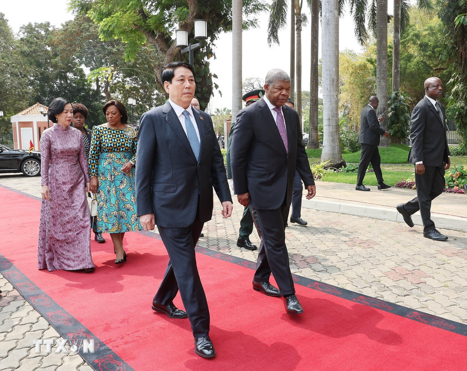 Tổng thống João Manuel Gonçalves Lourenço và Phu nhân đón Chủ tịch nước Lương Cường và Phu nhân. (Ảnh: Lâm Khánh/TTXVN)