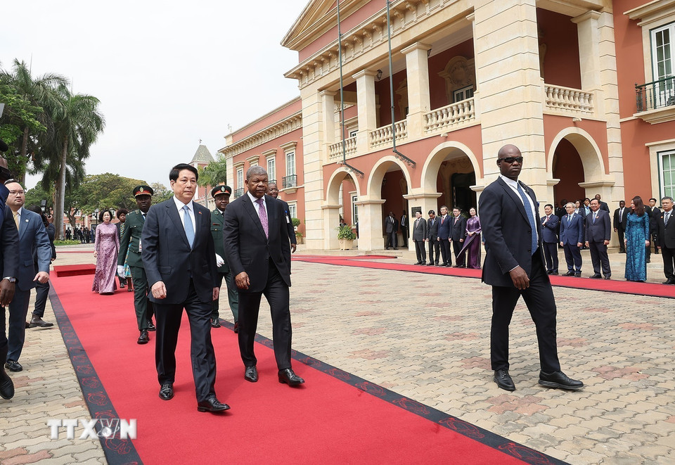 Tổng thống Angola João Manuel Gonçalves Lourenço và Phu nhân chủ trì Lễ đón Chủ tịch nước Lương Cường và Phu nhân. (Ảnh: Lâm Khánh/TTXVN)