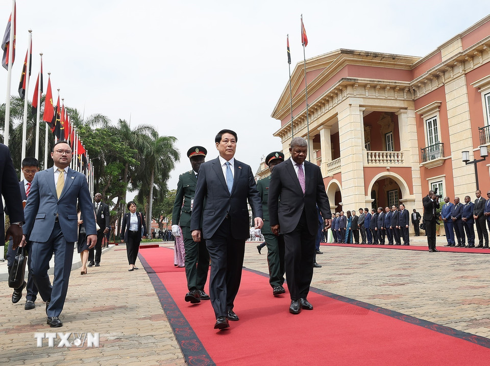 Tổng thống Angola João Manuel Gonçalves Lourenço và Phu nhân chủ trì Lễ đón Chủ tịch nước Lương Cường và Phu nhân. (Ảnh: Lâm Khánh/TTXVN)