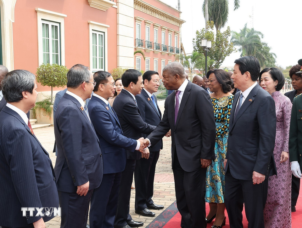 Chủ tịch nước Lương Cường giới thiệu thành viên đoàn Việt Nam với Tổng thống Angola João Manuel Gonçalves Lourenço và Phu nhân. (Ảnh: Lâm Khánh/TTXVN)