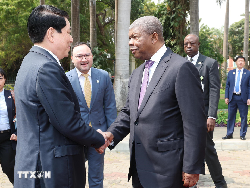 Tổng thống João Manuel Gonçalves Lourenço đón Chủ tịch nước Lương Cường. (Ảnh: Lâm Khánh/TTXVN)