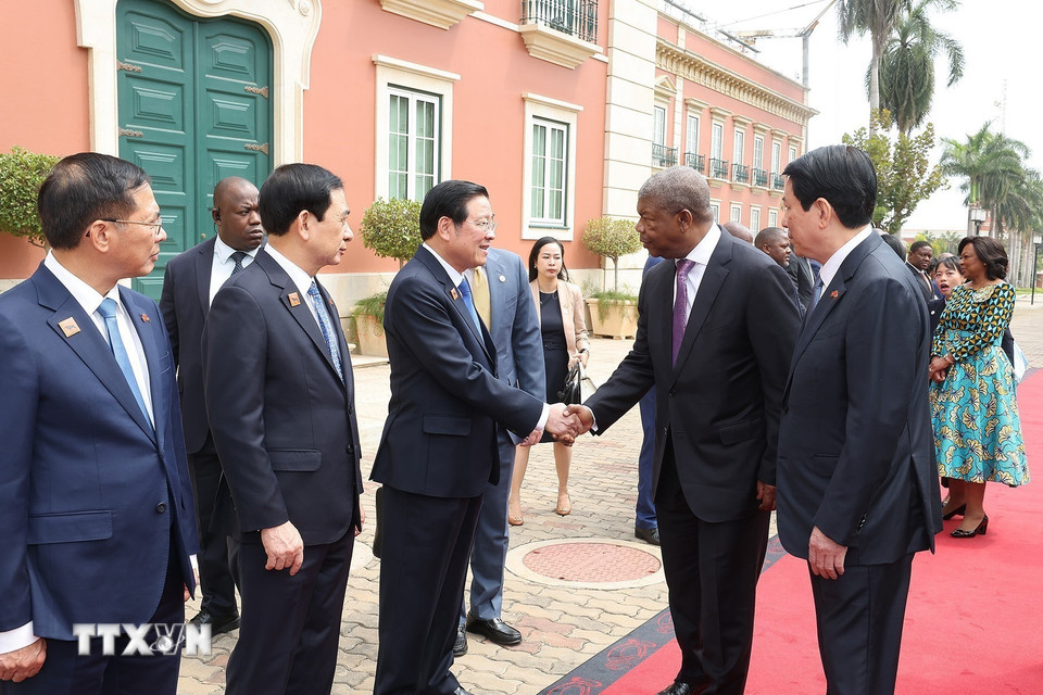 Chủ tịch nước Lương Cường giới thiệu thành viên đoàn Việt Nam với Tổng thống Angola João Manuel Gonçalves Lourenço và Phu nhân. (Ảnh: Lâm Khánh/TTXVN)