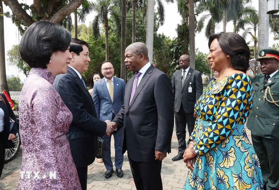 Tổng thống João Manuel Gonçalves Lourenço và Phu nhân đón Chủ tịch nước Lương Cường và Phu nhân. (Ảnh: Lâm Khánh/TTXVN)