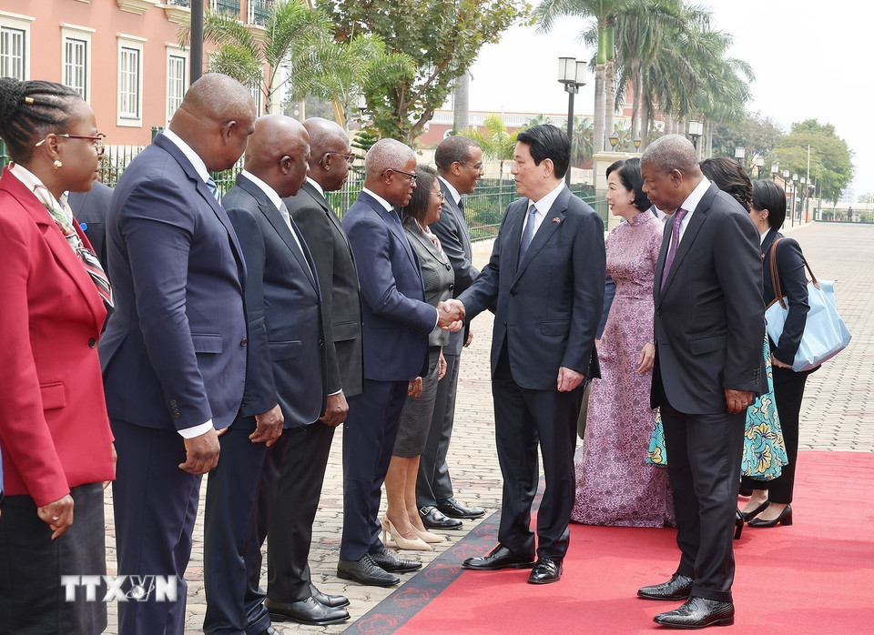 Tổng thống João Manuel Gonçalves Lourenço giới thiệu thành viên đoàn Angola với Chủ tịch nước Lương Cường và Phu nhân. (Ảnh: Lâm Khánh/TTXVN)