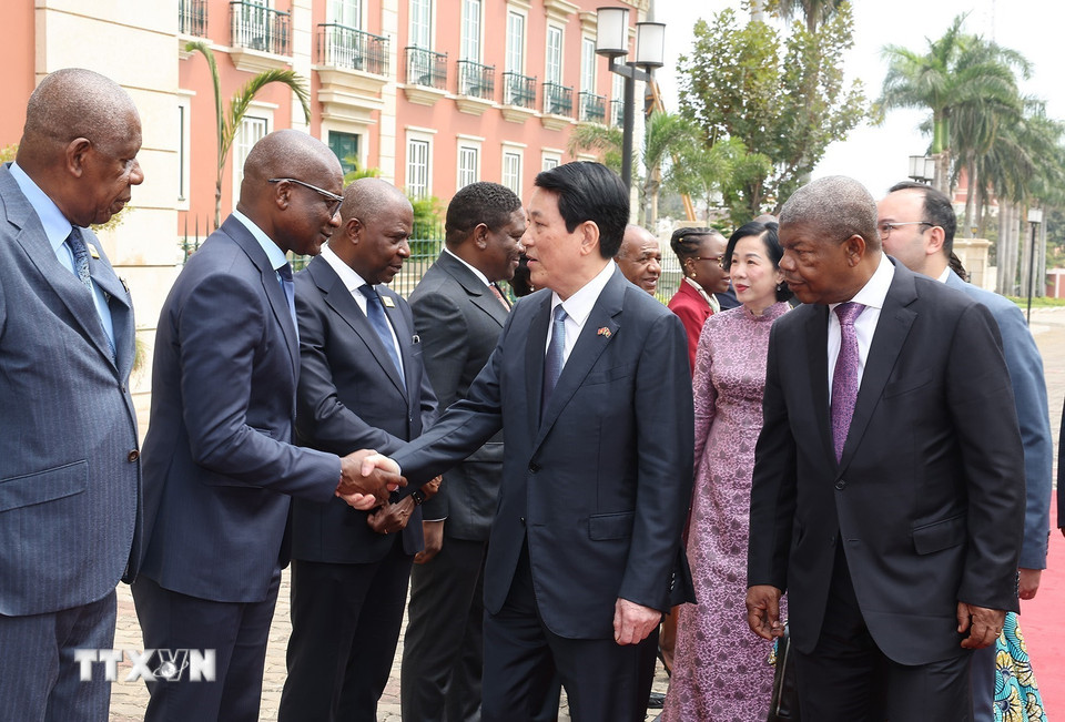 Tổng thống João Manuel Gonçalves Lourenço giới thiệu thành viên đoàn Angola với Chủ tịch nước Lương Cường và Phu nhân.(Ảnh: Lâm Khánh/TTXVN)