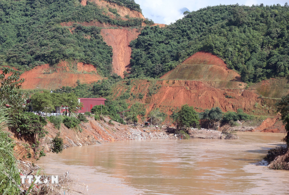 Sạt lở nghiêm trọng ta luy âm trên Quốc lộ 2 (Tuyên Quang). (Ảnh: Đức Thọ/TTXVN)